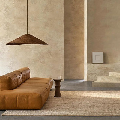 COJENI-BETON-CIRE-20 Mur en béton ciré beige et escalier sculpté dans un salon contemporain – réalisation Cojeni à Salon-de-Provence