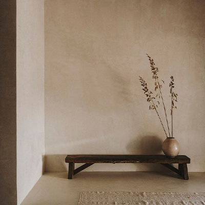 COJENI-BETON-CIRE-21 Mur et sol en béton ciré beige dans un intérieur épuré – projet Cojeni à Salon-de-Provence