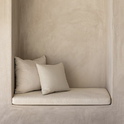COJENI-BETON-CIRE-22 Alcôve murale en béton ciré beige avec assise et coussins – réalisation Cojeni à Salon-de-Provence