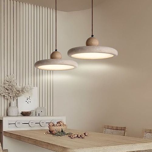 Cuisine minimaliste avec plan de travail en béton ciré et luminaires suspendus – projet Cojeni à Salon-de-Provence

