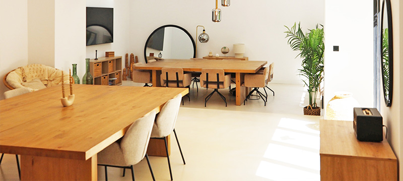 Salle à manger moderne avec sol en béton ciré clair et mobilier en bois – réalisation Cojeni à Salon-de-Provence
