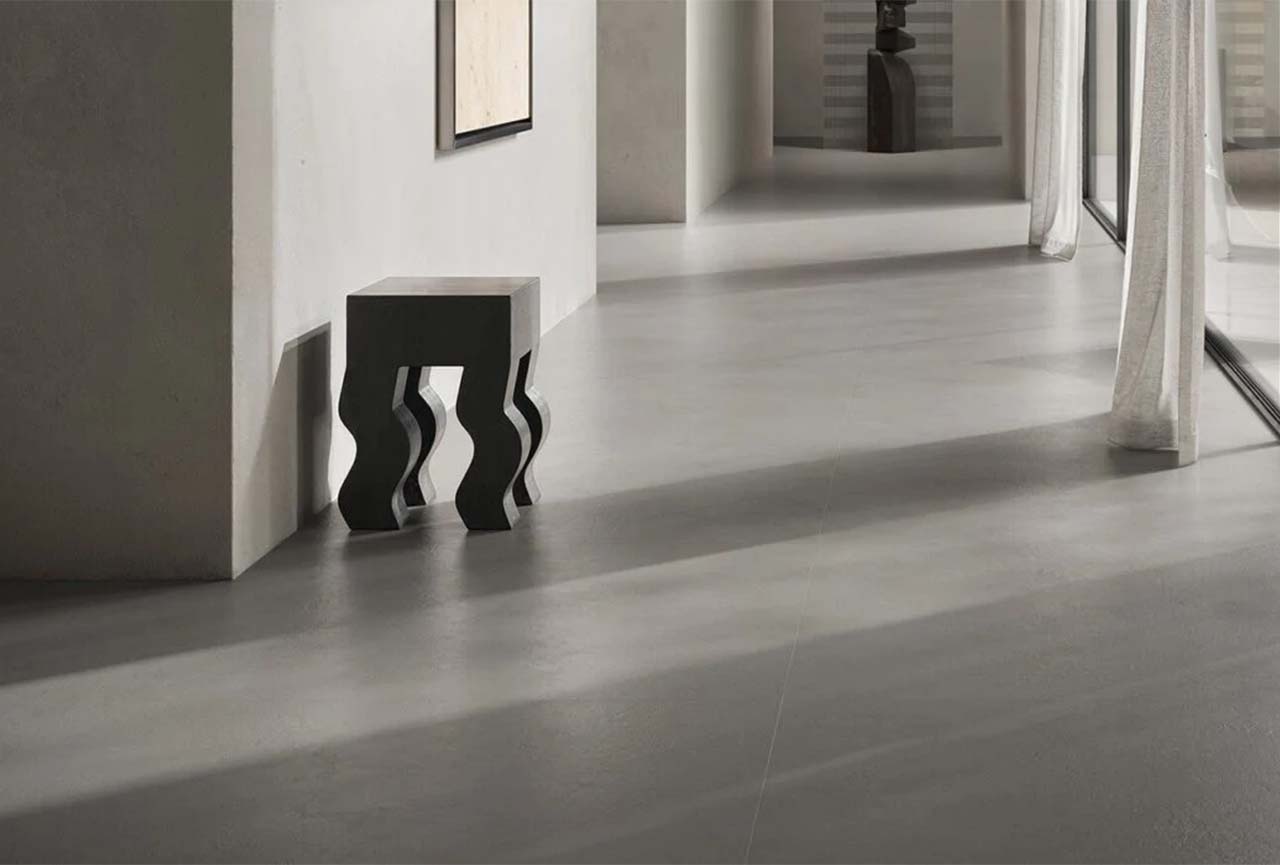 Sol en béton spatulé gris clair dans un intérieur moderne – projet Cojeni à Salon-de-Provence

