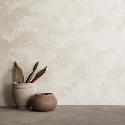 PEINTURE-CHAUX-4 Mur en peinture à la chaux claire avec objets décoratifs en céramique – projet Cojeni à Salon-de-Provence</p>
<p>
