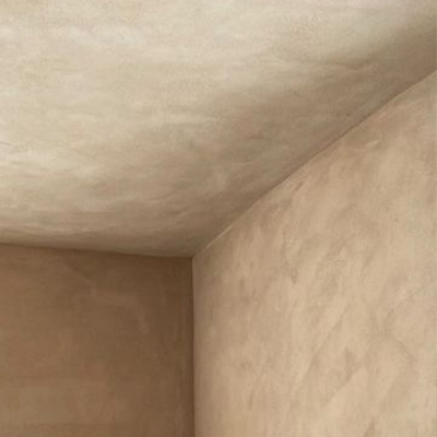 PEINTURE-CHAUX-5 Mur et plafond en peinture à la chaux beige dans un intérieur minimaliste – projet Cojeni à Salon-de-Provence</p>
<p>