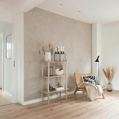 PEINTURE-CHAUX-7 Mur en peinture à la chaux beige dans un salon scandinave – projet Cojeni à Salon-de-Provence</p>
<p>