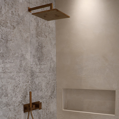 Plan de travail et sol en béton ciré clair dans une cuisine moderne – projet Cojeni à Salon-de-Provence